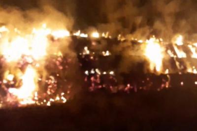 На окраине Рязани горят стога сена